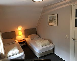 Cozy bedroom with two single beds in vacation home of mooistevakantiehuis.nl in Winterswijk, Achterhoek.