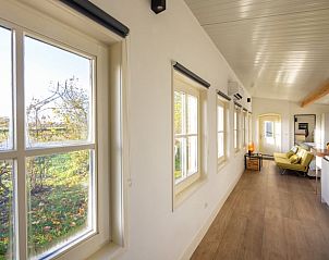 Lichte gang met ramen in Vakantiehuisje in Breedenbroek, Achterhoek, Gelderland.