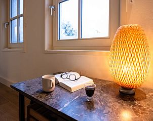 Sfeervolle leeshoek in Vakantiehuisje in Breedenbroek, Achterhoek, met lamp en boek.