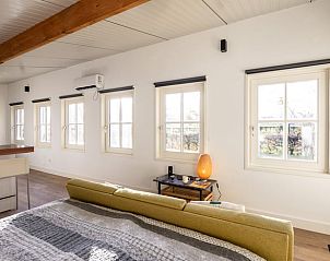 Ruime leefruimte in Vakantiehuisje in Breedenbroek, met veel lichtinval in de Achterhoek.