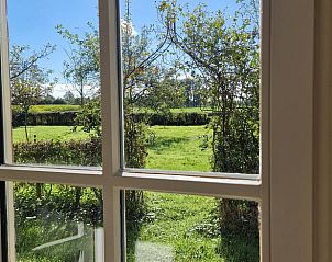 Uitzicht op groene tuin vanuit Vakantiehuisje in Breedenbroek, Achterhoek, Gelderland.