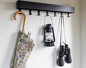 Kapstok met paraplu en verrekijker in Vakantiehuisje in Breedenbroek, Achterhoek.