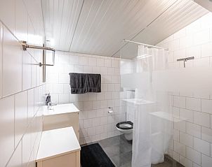 Stijlvolle badkamer in Vakantiehuisje in Breedenbroek, Achterhoek, met moderne voorzieningen.