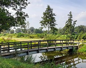 Houten brug over water in de omgeving van Vakantiehuisje in Breedenbroek, Achterhoek.