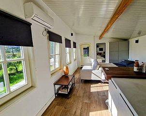 Lichte woonkamer in Vakantiehuisje in Breedenbroek, Achterhoek, met uitzicht op de tuin.