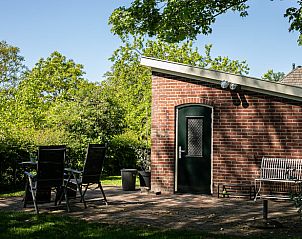 Zonnig terras met zitmeubilair bij Vakantiehuisje in Breedenbroek, Achterhoek, Gelderland.
