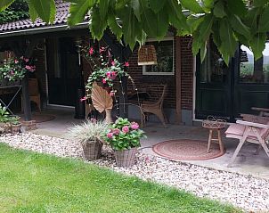 Terras van Huisje in Breedenbroek Achterhoek, vakantiehuis in Gelderland met comfortabele stoelen.