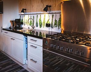 Moderne keuken in Huisje in Breedenbroek Achterhoek, vakantiehuis in Gelderland met kruidenwand.