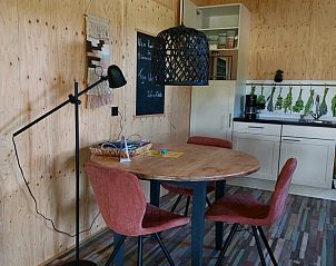 Eethoek in Huisje in Breedenbroek Achterhoek, vakantiehuis in Gelderland met ronde tafel.