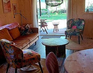 Woonkamer van Huisje in Breedenbroek Achterhoek, vakantiehuis in Gelderland met kleurrijke meubels.