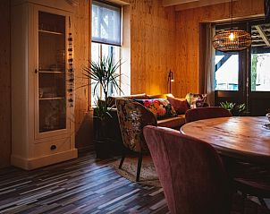 Eetkamer in Huisje in Breedenbroek Achterhoek, vakantiehuis in Gelderland met houten tafel.