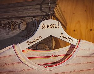 Open deur naar terras in Huisje in Breedenbroek Achterhoek, vakantiehuis in Gelderland.