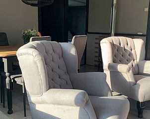 Comfortabele zithoek in Vakantiehuisje in Winterswijk Miste, perfect voor ontspanning in de Achterhoek, Gelderland.