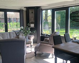 Lichte woonkamer in Vakantiehuisje in Winterswijk Miste met uitzicht op de tuin, gelegen in de Achterhoek, Gelderland.