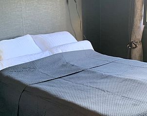 Slaapkamer met comfortabel bed in Vakantiehuisje in Winterswijk Miste, ideaal voor rust in de Achterhoek, Gelderland.