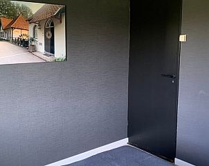 Slaapkamerdecor in Vakantiehuisje in Winterswijk Miste met kunst aan de muur, gelegen in de Achterhoek, Gelderland.