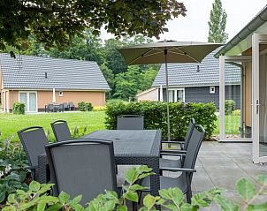 Terras met tuinmeubilair bij Vakantiehuis in Almen, Gelderland