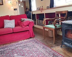 Vakantiehuis in Almen, sfeervolle woonkamer met open haard in de Achterhoek, Gelderland.