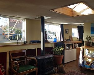 Woonkamer van Vakantiehuis in Almen, lichte ruimte met veel daglicht in de Achterhoek, Gelderland.