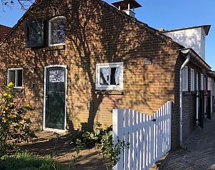 Huisje in Almen, vakantiewoning in de Achterhoek, Gelderland. Authentiek boerderijontwerp met een uitnodigende groene voordeur.