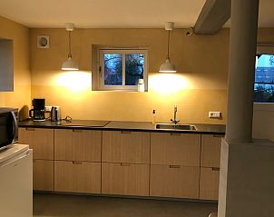 Huisje in Almen, vakantiehuis in de Achterhoek, Gelderland. Gezellige keuken met moderne voorzieningen en warm licht.