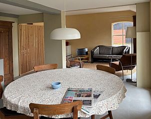 Huisje in Almen, vakantiewoning in de Achterhoek, Gelderland. Eethoek met ronde tafel en comfortabele stoelen in lichte ruimte.