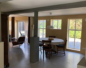Huisje in Almen, vakantieaccommodatie in de Achterhoek, Gelderland. Ruime woonkamer met veel natuurlijk licht en comfortabele zitplaatsen.