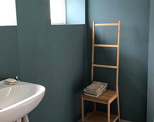 Huisje in Almen, vakantieaccommodatie in de Achterhoek, Gelderland. Stijlvolle badkamer met moderne wastafel en houten details.