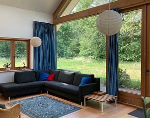 Lichte woonkamer in Vakantiehuis in Almen met uitzicht op de groene omgeving in Achterhoek, Gelderland.