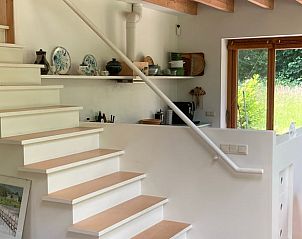 Trap naar bovenverdieping in Vakantiehuis in Almen, met zicht op de keuken, gelegen in Achterhoek, Gelderland.