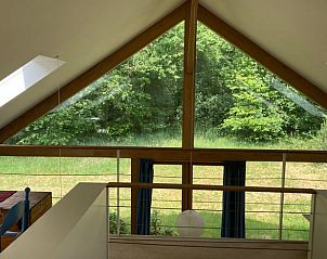 Uitzicht vanaf de bovenverdieping in Vakantiehuis in Almen op de groene omgeving van Achterhoek, Gelderland.