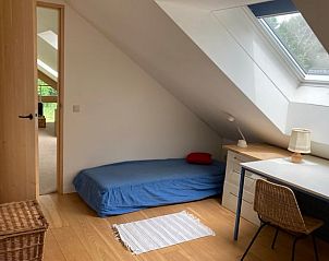 Ruime slaapkamer met dakraam in Vakantiehuis in Almen, gelegen in de groene Achterhoek, Gelderland.