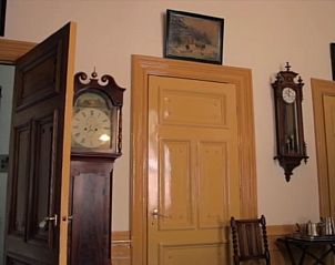 Antieke klokken in Vakantiehuisje in Winterswijk Woold creren een nostalgische sfeer in de Achterhoek, Gelderland.