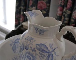 Sierlijke porseleinen kan in Vakantiehuisje in Winterswijk Woold, Achterhoek, Gelderland.