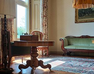 Klassieke woonkamer in Vakantiehuisje in Winterswijk Woold met vintage meubels, Achterhoek, Gelderland.