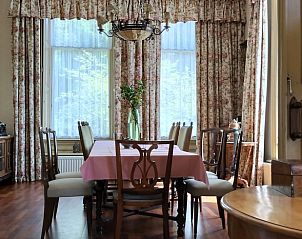 Elegante eetruimte in Vakantiehuisje in Winterswijk Woold met uitzicht op de tuin, Achterhoek, Gelderland.