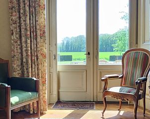 Zitruimte in Vakantiehuisje in Winterswijk Woold met uitzicht op groene velden, Achterhoek, Gelderland.