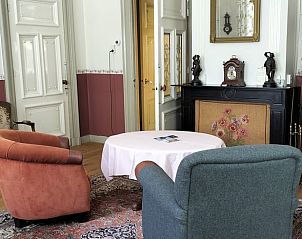 Comfortabele woonkamer in Vakantiehuisje in Winterswijk Woold met antieke accenten, Achterhoek, Gelderland.