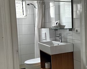 Stijlvolle badkamer in Vakantiehuisje in Winterswijk Woold met moderne voorzieningen, Achterhoek, Gelderland.