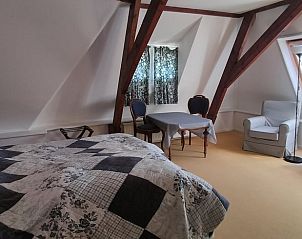 Zolderkamer in Vakantiehuisje in Winterswijk Woold met houten balken en rustieke charme, Achterhoek, Gelderland.