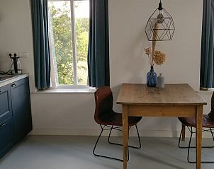 Eethoek met houten tafel in de keuken van Vakantiehuis in Winterswijk Woold, ideaal voor gezellig dineren in de Achterhoek, Gelderland.