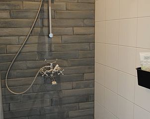 Inloopdouche met strakke tegels in Vakantiehuis in Winterswijk Woold, een luxe verblijf in de Achterhoek, Gelderland.