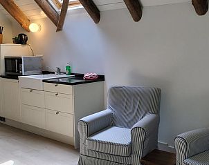 Knusse zithoek en keuken in Vakantiehuisje in Winterswijk Woold, ideaal voor ontspanning in Achterhoek, Gelderland.