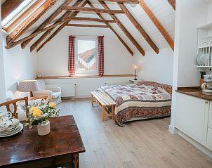 Gezellige slaapkamer met houten balken in Vakantiehuis in Winterswijk Woold, ideaal voor een rustgevende vakantie in Gelderland.