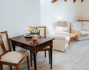 Comfortabele zithoek in Vakantiehuis in Winterswijk Woold, Achterhoek, perfect voor ontspanning na een dag in de natuur.