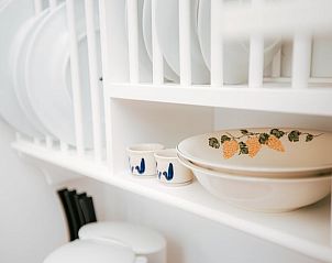 Detail van servies in de keuken van Vakantiehuis in Winterswijk Woold, een stijlvol verblijf in de Achterhoek, Gelderland.