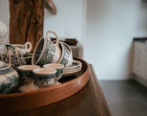 Elegant servies in Huisje in Winterswijk Woold, vakantiehuis in de Achterhoek, voor een luxe eetervaring.