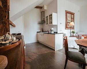 Open keuken en eetruimte in Huisje in Winterswijk Woold, vakantiehuis in de Achterhoek, met landelijke charme.