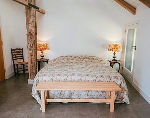 Sfeervolle slaapkamer in Huisje in Winterswijk Woold, vakantiehuis in de Achterhoek, met comfortabele bedden.