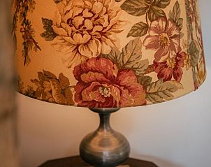 Decoratieve lamp in Huisje in Winterswijk Woold, vakantiehuis in de Achterhoek, met bloemmotief.
